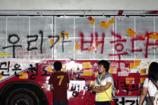 돌아선 넷심 여전, “인터넷 괴담보다 믿을 수 없는 정부”