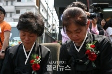 용산참사 현장에 핀 카네이션