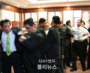[포토]경위들에게 끌려나오는 장세환, 최문순 의원