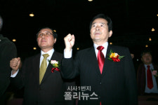 [포토뉴스]'임을 위한 행진곡' 부르는 야당 대표들