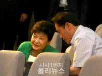 [포토] 연찬회에 참석한 박근혜