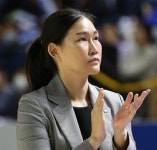 [여자농구] 박정은 감독, '창단 첫 챔피언결정전 진출 이끌고 BNK썸과 3년 재계약'