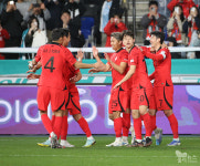 [A매치] 멀티골 넣고 축하받는 손흥민