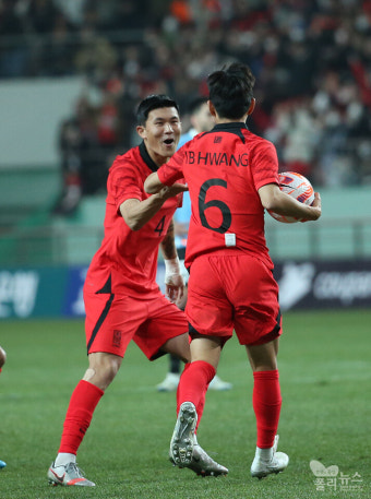 [A매치]] 황인범 동점골 축하하는 김민재