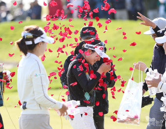 [KLPGA] 우승 축하 꽃세례 받는 이예원