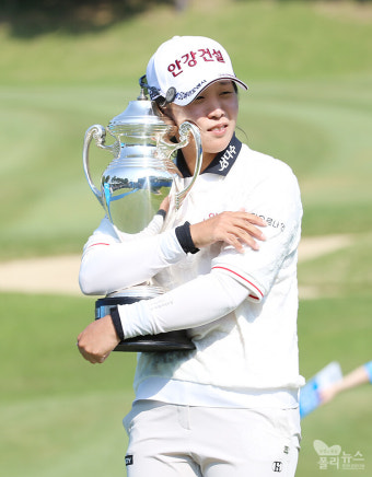 [KLPGA] 'NH투자증권 레이디스 챔피언십' 우승 트로피 품은 임진희