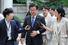 이재명, 법정서 '故 김문기 처장 모른다' 허위 여부 다툼.. 