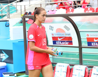 [여자축구] 입장하는 케이시 페어