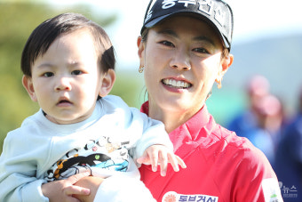 [KLPGA] 아들 안고 기뻐하는 엄마 골퍼 박주영