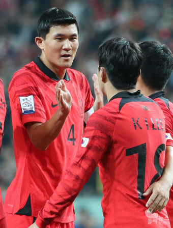 [한국 튀니지] 이강인 멀티골 축하하는 캡틴 김민재