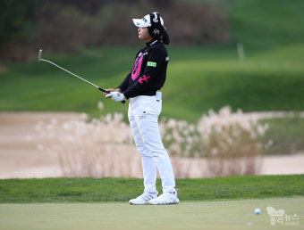 [KLPGA] 박현경, '아쉽게 홀을 돌아 나오는 버디 퍼트'