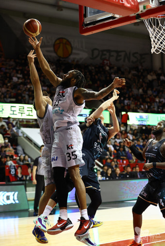 [KBL] 리바운드 따내는 패리스 배스
