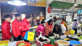 [4.10총선 포항] 최용규 예비후보, 가족과 남부시장 찾아 설날 인사 및 장보기 나서
