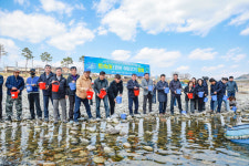 산청군, 은어 치어 방류 행사 가져
