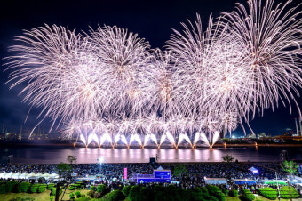 불꽃과 드론의 조화, 축제의 압권으로!… 포항의 봄밤 하늘 화려하게 수놓는다