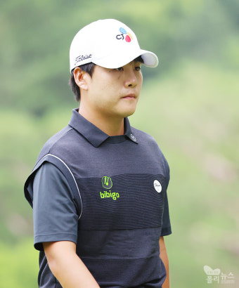 [한국오픈]  김민규, '버디 성공 후에도 무표정'