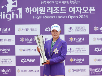 [KLPGA] 우승 트로피 받고 감격하는 고지우