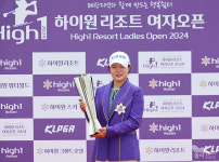 [KLPGA] 우승 트로피 받고 감격하는 고지우