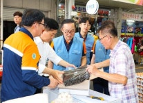 포항제철소, 추석 앞두고 무료급식소 배식봉사 및 전통시장 장보기 나서