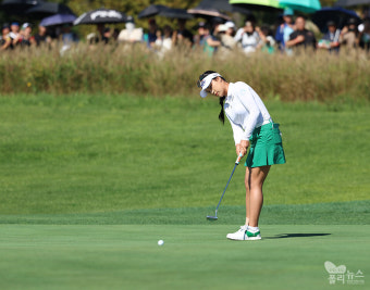 [KLPGA] 버디 퍼트 시도하는 윤이나
