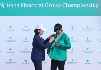 [KLPGA] 마다솜 한복 우승 자켓 입혀주는 김순희 수석 부회장