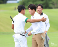 [KPGA] 장유빈 우승 축하하는 장희민