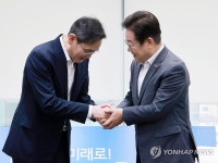 [정연아 칼럼] 이재명과 이재용의 악수가 '섹시한' 진짜 이유
