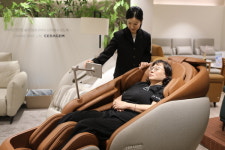 [포토] 롯데백 광주 안마의자로 효도를 선물하세요