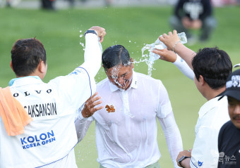 [한국오픈] 물세례 받는 깨우깐자나