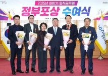 열심히 일한 그대에게 감사와 존경을!… 포항시, 2025년 하반기 퇴직 공무원 정부포상 전수