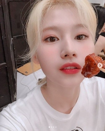 트와이스 사나, 치킨만 먹어도 화제 모으는 미모...