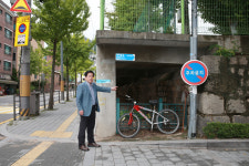 여봉무 종로구의원, 서울농학교 보행로 침범 슬라브 지붕··· 조속 철거를
