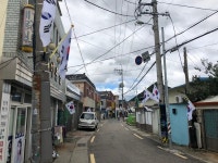 경남김해시  회현동행정복지센터 10월 맞아 태극기 거리로 조성