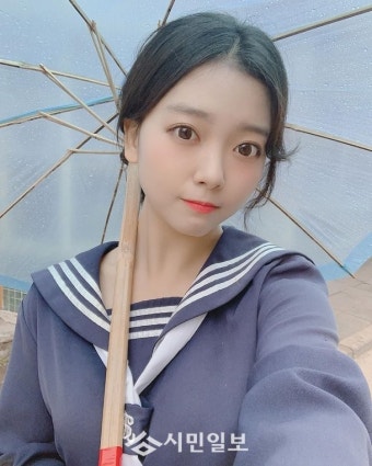 가수 요요미, 귀여움 팡팡 터지는 교복 셀피 들여다보니?