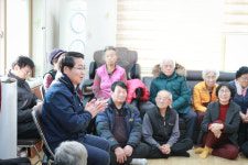 아산시장, 노인들과 소통