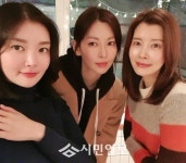 천상 배우 유선 오랜만에 세 자매♡ 들여다보니