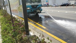 고양시 삼송동, 대형주택공사장 회전식 노면 살수차 가동 비산먼지 제거
