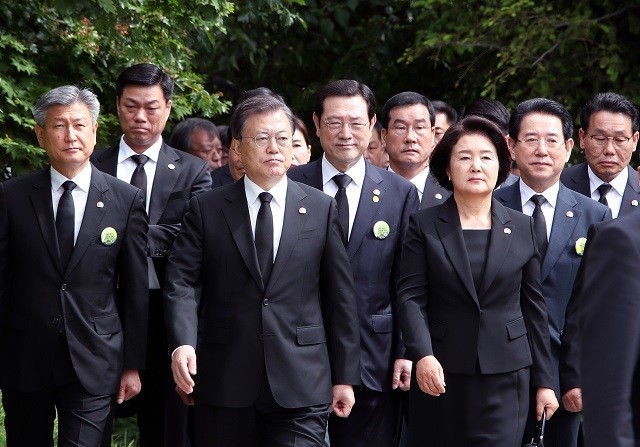 문재인 전 대통령, 광주비엔날레 30주년 축하 인사 남기고 전시작품 관람