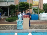 시흥시 정왕본동 주민자치위원회, 행정복지센터에 후원품 쌀과 방울토마토 전달