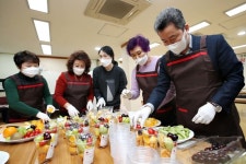 홀몸노인들에 전달할 사랑가득 제철과일