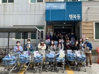 “함께해서 행복한 어버이날” 고양시문촌7종합사회복지관 저소득 어르신들(204세대)에게 카네이션 선물