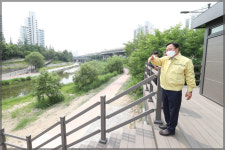 김일영 성북구의장, 중랑·우이천 합류부 공중화장실 공사 완료 현장 점검