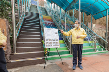 김선갑 광진구청장, 용곡초·중학교 진입계단 개선공사 현장 점검