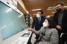 동대문구청에 키오스크··· 디지털점자·수어 등 제공
