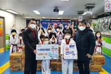 은평구 응암1동, 우정태권도 예절관으로부터 ‘라면트리’ 전달받아