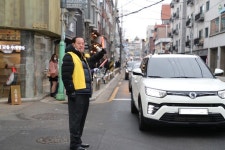 유동균 마포구청장, 도로 교통정리 봉사