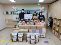 성북구 석관동 통통어린이집, 洞주민센터에 쌀등 성품 전달