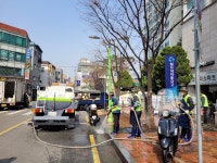 성동구 왕십리도선동, 숭신초등학교 앞 통학로와 도선동상점가 일대 보도 물청소 진행