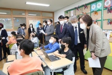 유은혜 부총리 겸 교육부 장관, 경남 미래교육 성과에 높은 관심