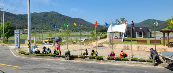 합천군 청덕면, 수변공원에 여름꽃 식재